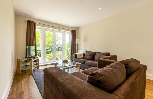 Stanwell Apartamento | Cosy 2BR Flat with Patio, Heathrow 5 mins away