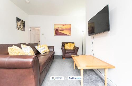 Farnworth Casa | Cosy 2BR House in Bolton with Free WiFi & Parking