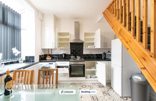 Farnworth Casa | Cosy 2BR House in Bolton with Free WiFi & Parking