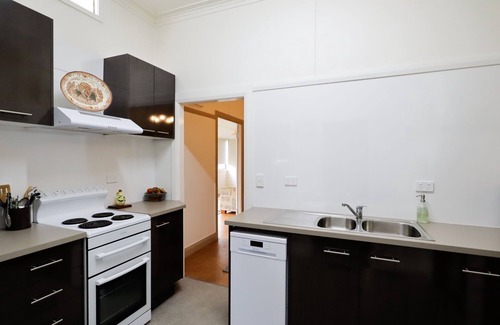 Tenterfield Casa | Cosy 3-Bed Home with Fireplace & Outdoor BBQ