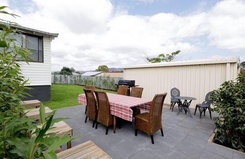 Tenterfield Casa | Cosy 3-Bed Home with Fireplace & Outdoor BBQ