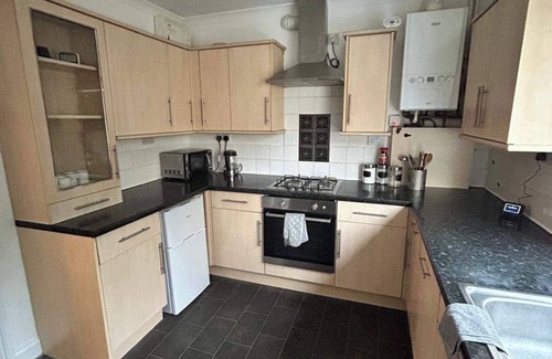 Cradley Casa | Cosy 3-bed Retreat - Garden, Parking & Bbq