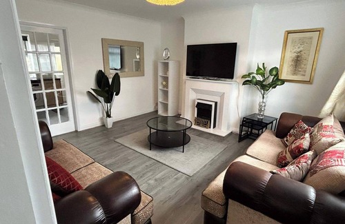 Cradley Casa | Cosy 3-bed Retreat - Garden, Parking & Bbq