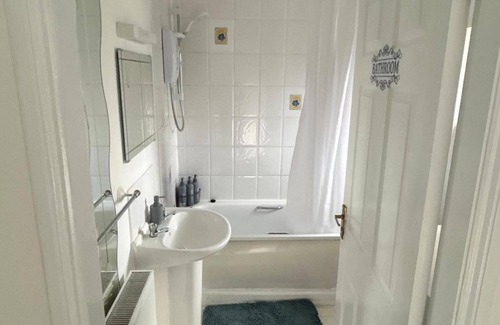 Cradley Casa | Cosy 3-bed Retreat - Garden, Parking & Bbq