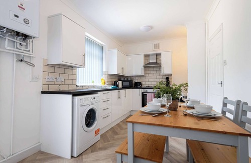 St Helens Casa | Spacious & Bright 3 Bedroom House in St Helens