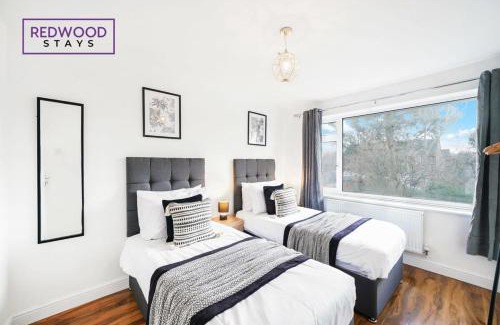 Rushmoor District Casa | COSY 3 BEDROOM SERVICED HOUSE WITH FREE WiFi AND PARKING, ITS PERFECT FOR BUSINESS STAYS, FAMILIES, RELOCATIONS, EXTENDED STAYS AND EMERGENCY ACCOMMODATION by REDWOOD STAYS