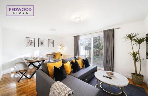Rushmoor District Casa | COSY 3 BEDROOM SERVICED HOUSE WITH FREE WiFi AND PARKING, ITS PERFECT FOR BUSINESS STAYS, FAMILIES, RELOCATIONS, EXTENDED STAYS AND EMERGENCY ACCOMMODATION by REDWOOD STAYS