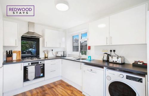 Rushmoor District Casa | COSY 3 BEDROOM SERVICED HOUSE WITH FREE WiFi AND PARKING, ITS PERFECT FOR BUSINESS STAYS, FAMILIES, RELOCATIONS, EXTENDED STAYS AND EMERGENCY ACCOMMODATION by REDWOOD STAYS