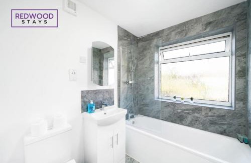 Rushmoor District Casa | COSY 3 BEDROOM SERVICED HOUSE WITH FREE WiFi AND PARKING, ITS PERFECT FOR BUSINESS STAYS, FAMILIES, RELOCATIONS, EXTENDED STAYS AND EMERGENCY ACCOMMODATION by REDWOOD STAYS