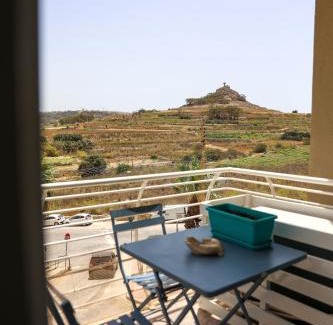 Marsalforn Apartamento | Cosy 3BR Apt with private Terrace & Wifi in Gozo by 360 Estates