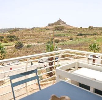 Marsalforn Apartamento | Cosy 3BR Apt with private Terrace & Wifi in Gozo by 360 Estates