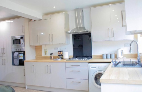 Olton Casa | Cosy 3BR - Wifi, Smart TV, Parking and 5-Min to Airport, JLR & NEC in Birmingham