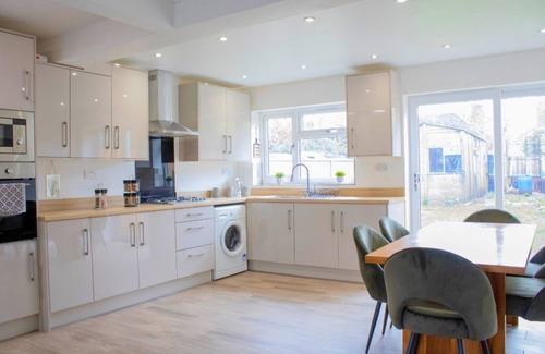 Olton Casa | Cosy 3BR - Wifi, Smart TV, Parking and 5-Min to Airport, JLR & NEC in Birmingham