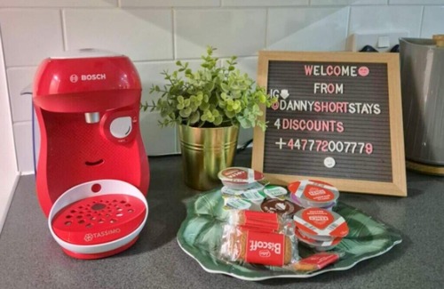 Olton Casa | Cosy 3BR - Wifi, Smart TV, Parking and 5-Min to Airport, JLR & NEC in Birmingham