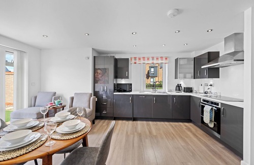 Newport Pagnell Casa | Cosy 4 Double Bedroom house - Perfect for work or leisure - free parking, WiFi