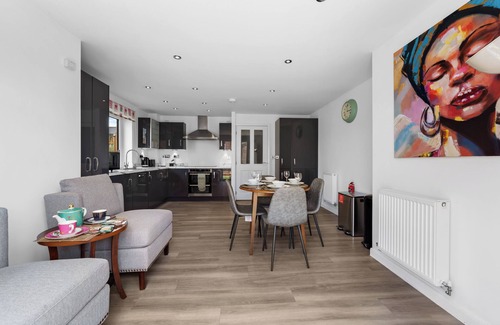 Newport Pagnell Casa | Cosy 4 Double Bedroom house - Perfect for work or leisure - free parking, WiFi