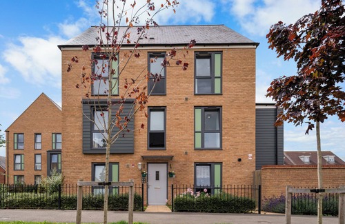 Newport Pagnell Casa | Cosy 4 Double Bedroom house - Perfect for work or leisure - free parking, WiFi