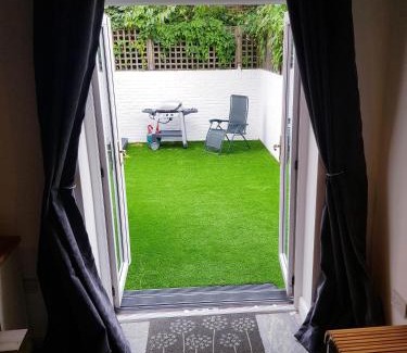 Leeds Casa | Cosy 4Bedroom House Near City Centre By Homebird Property Management Short Lets & Serviced Accommodation Leeds With Private Parking & Garden