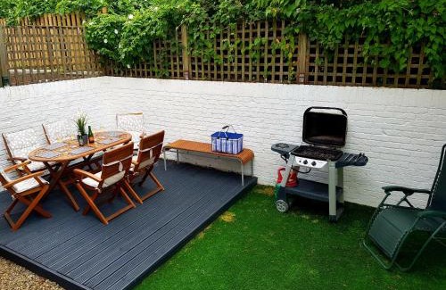 Leeds Casa | Cosy 4Bedroom House Near City Centre By Homebird Property Management Short Lets & Serviced Accommodation Leeds With Private Parking & Garden