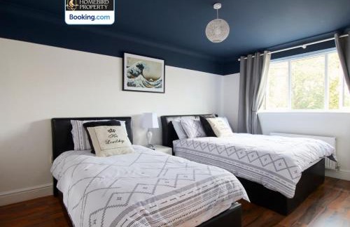 Leeds Casa | Cosy 4Bedroom House Near City Centre By Homebird Property Management Short Lets & Serviced Accommodation Leeds With Private Parking & Garden