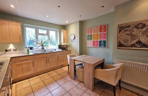 Northenden Casa | Cosy 5-Bed Home with Driveway and Garden