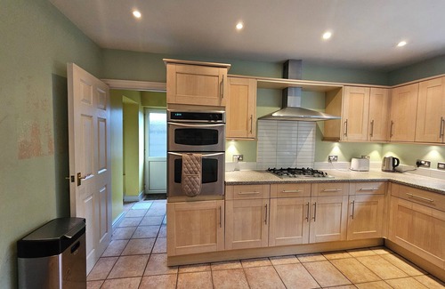 Northenden Casa | Cosy 5-Bed Home with Driveway and Garden