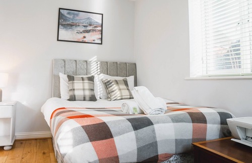 Newport Pagnell Casa | Cosy 5 Bedroom Home - On Site Parking, Free WiFi