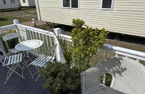 Kessingland Otro | Cosy 6 Berth Caravan With Side Decking At Kessingland Beach, Suffolk Ref 90031Sv