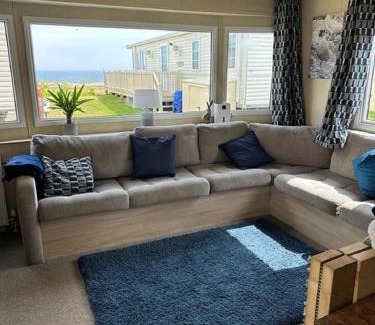 Kessingland Otro | Cosy 6 Berth Caravan With Side Decking At Kessingland Beach, Suffolk Ref 90031Sv
