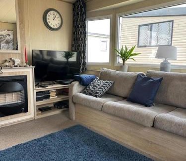 Kessingland Otro | Cosy 6 Berth Caravan With Side Decking At Kessingland Beach, Suffolk Ref 90031Sv
