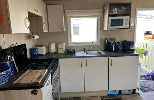 Kessingland Otro | Cosy 6 Berth Caravan With Side Decking At Kessingland Beach, Suffolk Ref 90031Sv