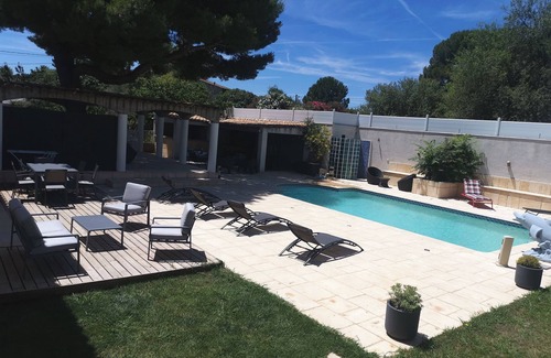 Poussan Casa | Apartment villa with pool 10 minutes from the sea, private parking
