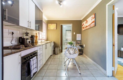 Greater Johannesburg Metropolitan Area Cabaña | Cosy and beautiful 1 bedroom flatlet