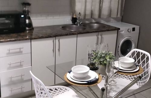 Greater Johannesburg Metropolitan Area Cabaña | Cosy and beautiful 1 bedroom flatlet