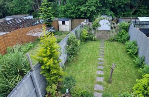 Fairwater Casa | Cosy and Characterful 1 bedroom townhouse with big south facing garden in Cardiff