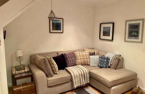 Fairwater Casa | Cosy and Characterful 1 bedroom townhouse with big south facing garden in Cardiff