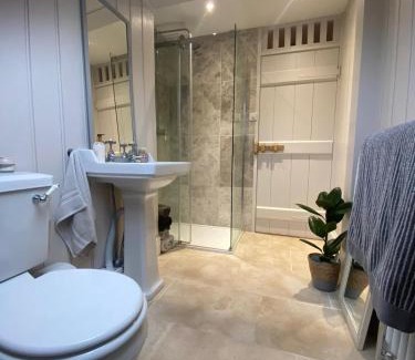 Fairwater Casa | Cosy and Characterful 1 bedroom townhouse with big south facing garden in Cardiff