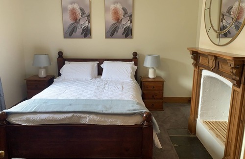 South Launceston Cabaña | Cosy and comfortable, centrally located, character cottage