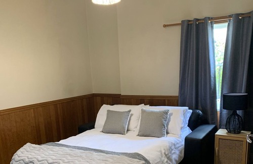 South Launceston Cabaña | Cosy and comfortable, centrally located, character cottage