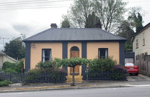 South Launceston Cabaña | Cosy and comfortable, centrally located, character cottage