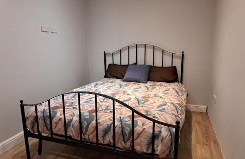 Newark upon Trent Casa | Cosy and spacious room in home with King Size bed