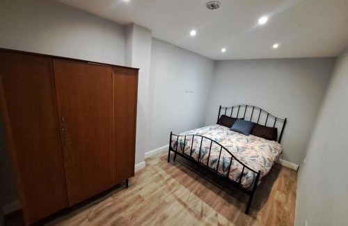 Newark upon Trent Casa | Cosy and spacious room in home with King Size bed