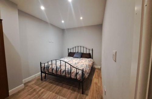 Newark upon Trent Casa | Cosy and spacious room in home with King Size bed