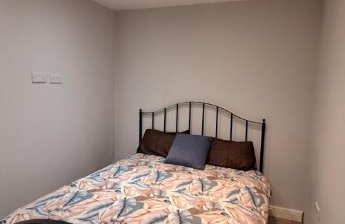 Newark upon Trent Casa | Cosy and spacious room in home with King Size bed