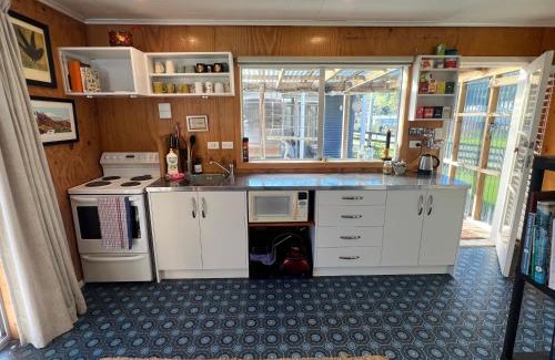 Kawhia Casa | Cosy Aotea Harbour Cottage - water views