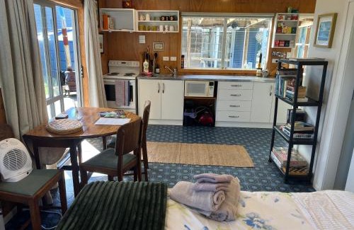 Kawhia Casa | Cosy Aotea Harbour Cottage - water views