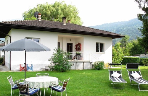 Calceranica al Lago Casa | Hermoso apartamento en villa para 4 personas con TV, patio y aparcamiento