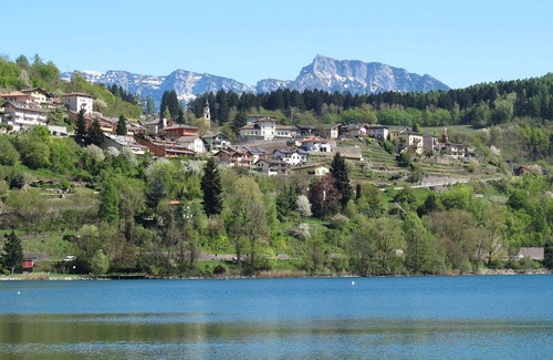 Calceranica al Lago Casa | Hermoso apartamento en villa para 4 personas con TV, patio y aparcamiento