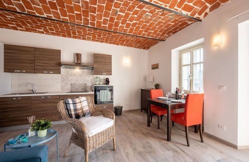 Costigliole d'Asti Apartamento | Acogedor apartamento para 2 personas con piscina, A/C, WIFI, TV, patio y aparcamiento