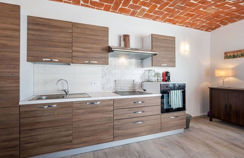 Costigliole d'Asti Apartamento | Acogedor apartamento para 2 personas con piscina, A/C, WIFI, TV, patio y aparcamiento